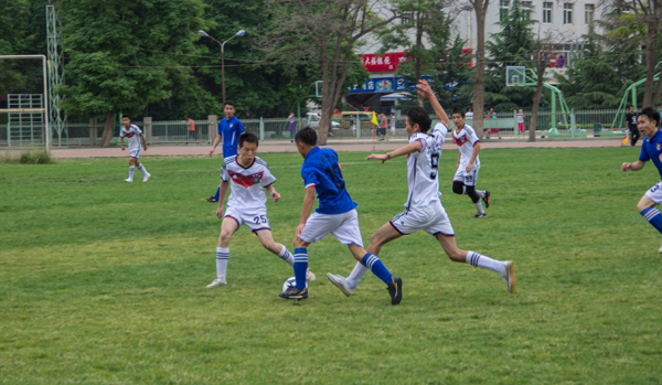 满侵略性的 满侵略性的