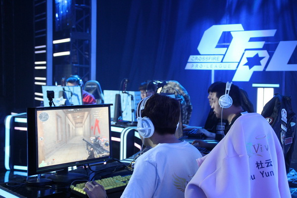 目光再次聚 目光再次聚